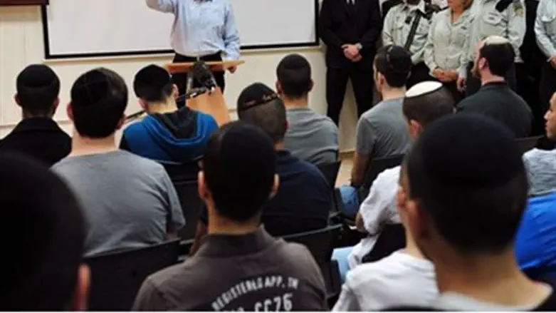 Moshe Ya'alon addresses Hareidi recruits