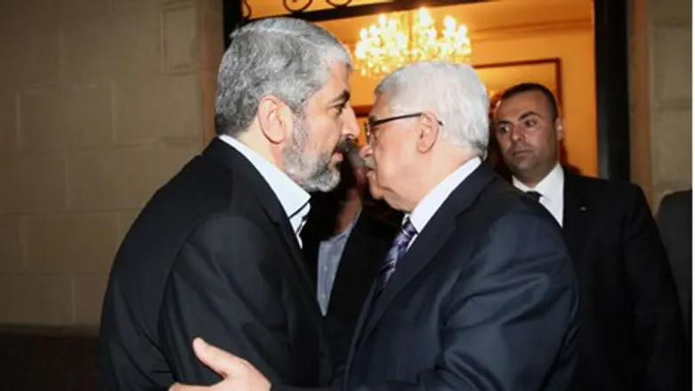 Hamas leader Khaled Mashaal with Mahoud Abbas