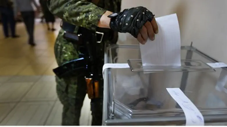Armed pro-Russian casts vote