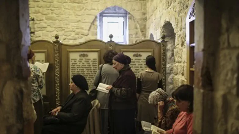 Women praying at King David's Tomb