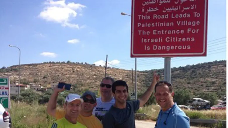 Jewish group poses ironically in front of sig