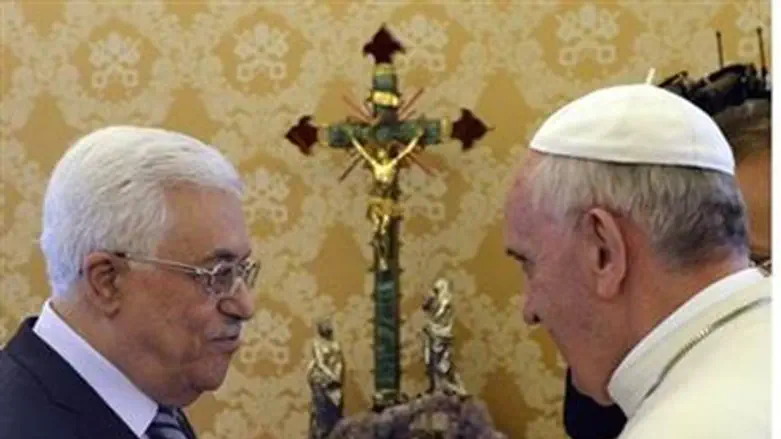 Pope Francis with PA Chairman Mahmoud Abbas (file)