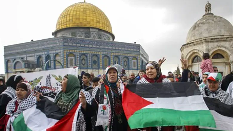 Arab protesters on Temple Mount (file)