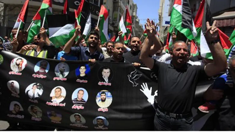 Ramallah protest for hunger-striking terroris