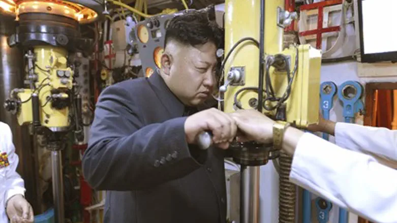 Kim Jong-Un inspects submarine periscope