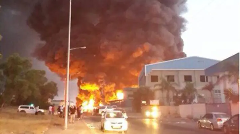 Sderot factory fire from rocket (file)