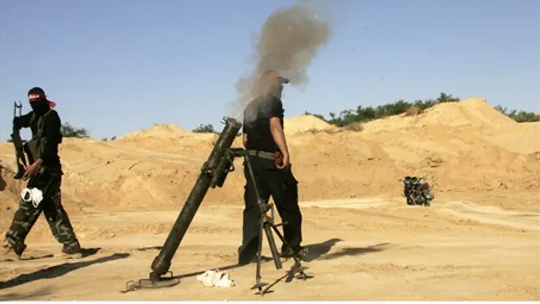 Gaza terrorists fire mortars (file)