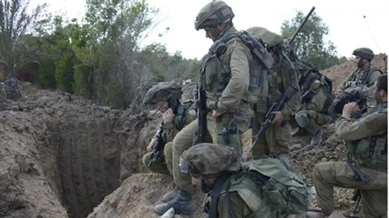 IDF soldiers expose Gaza 'terror tunnel' (fil