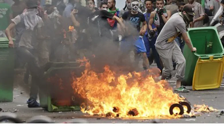 Anti-Israel rioters in Paris (file)