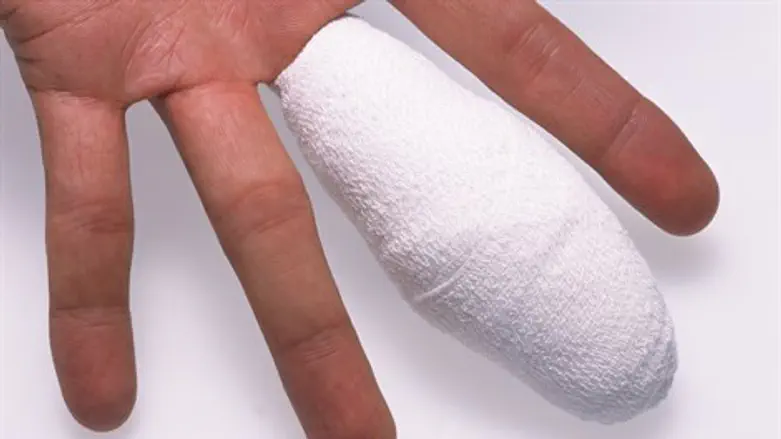 פצע פצעים פציעה אצבע אצבעות יד תחבושת חבישה