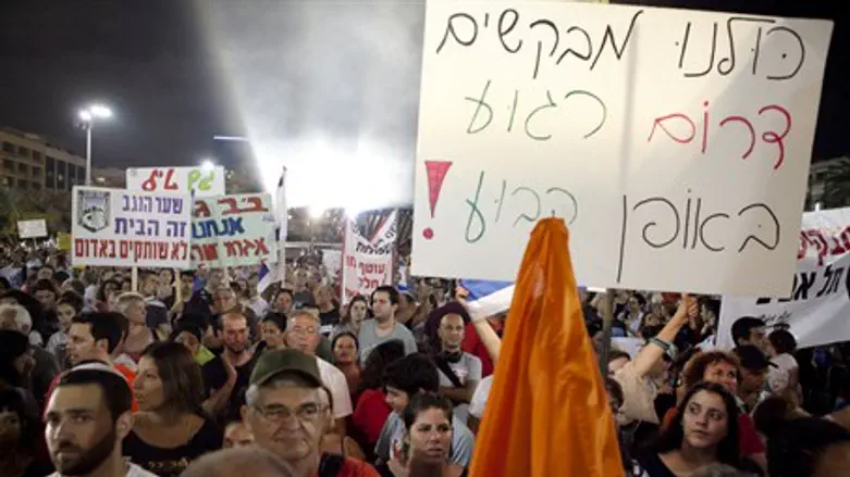 Thousands march in support of IDF operation t