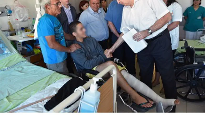 Ya'alon visits wounded soldiers at Levinstein