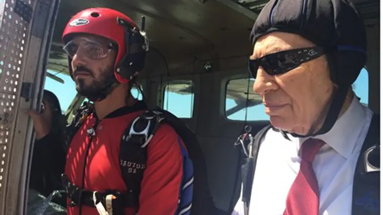 Shimon Peres 'skydiving'