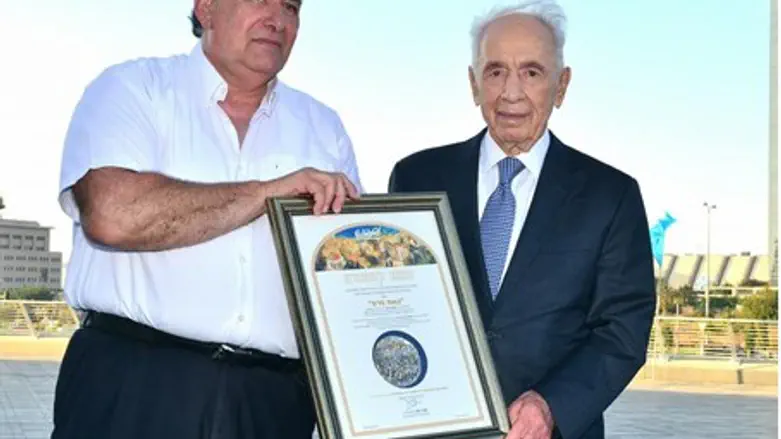 Peres and Haifa Mayor Yona Yahav