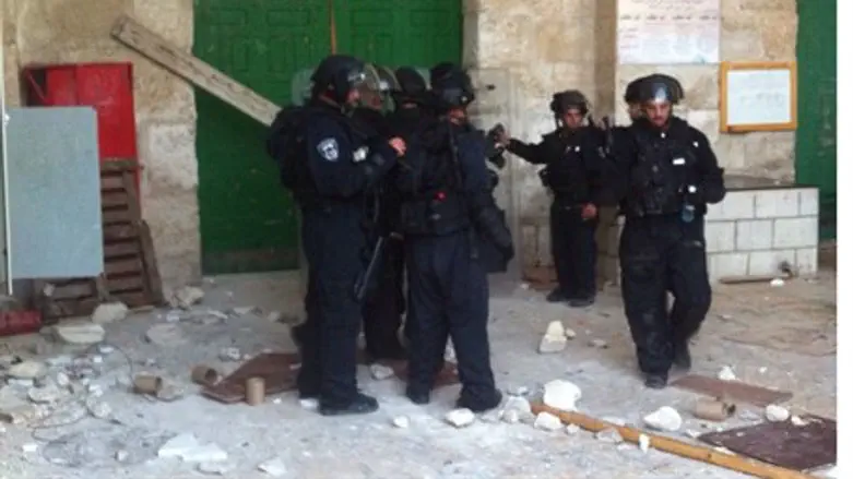 Police storm Temple Mount