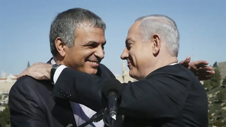 Moshe Kahlon and Binyamin Netanyahu (file)