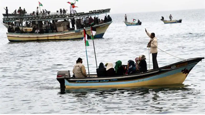 Gazan fishermen challenge naval blockade in b