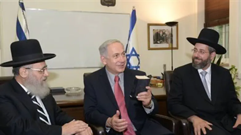 Netanyahu with Rabbis Yosef (L), Lau (R).