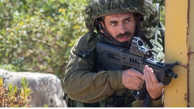 IDF soldier guards northern borders (file)