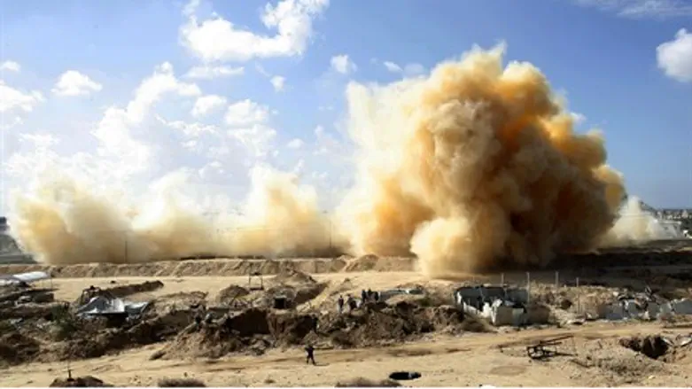 Egypt explodes Gaza homes in Rafah