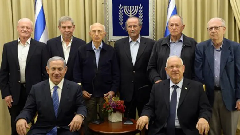 Netanyahu and Rivlin giving Mossad prizes