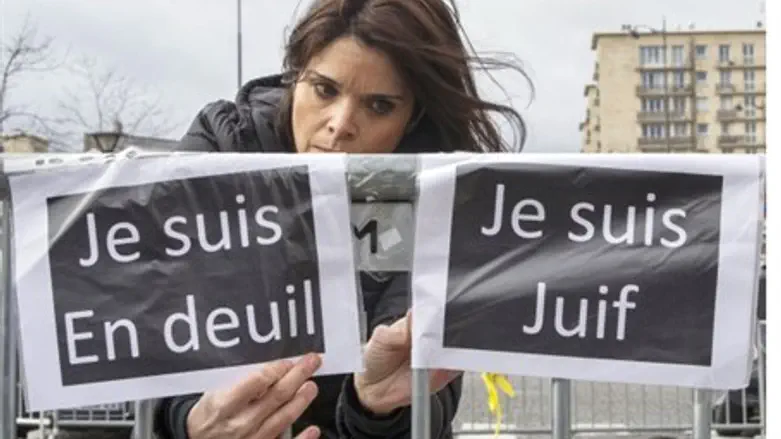 Woman hangs signs: "I am mourning", "I am Jewish"