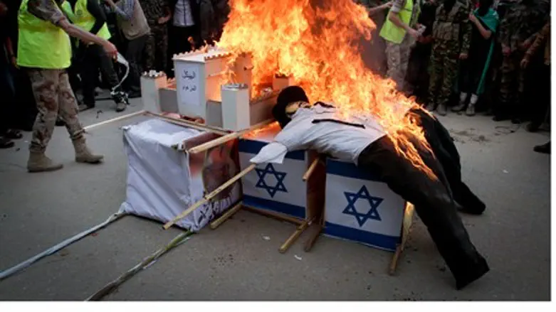 Hamas burns Jewish mannequin and Temple model