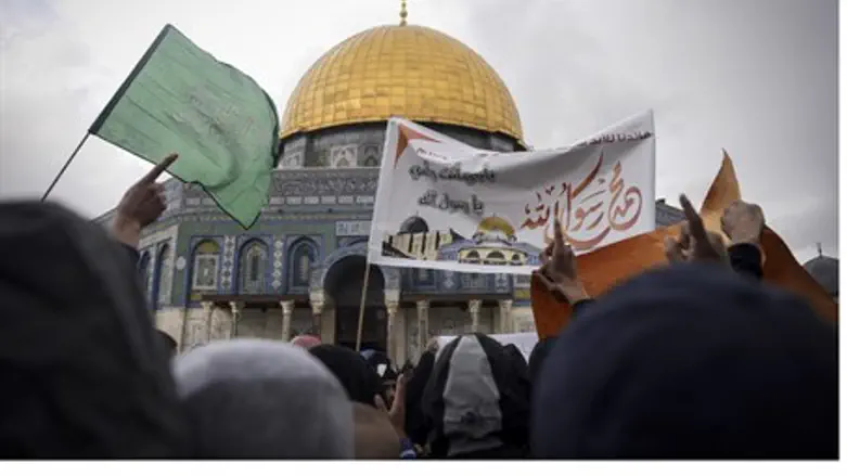 Gazan Hamas-supporters on Temple Mount (file)
