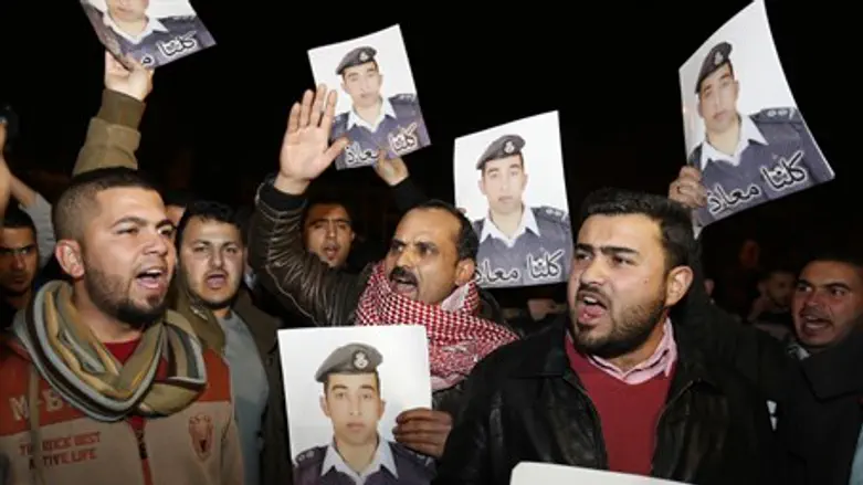 Jordanian protesters call for prisoner swap with ISIS to free pilot Maaz al-Kassasbeh