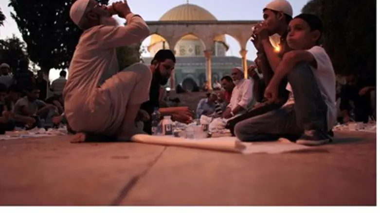 Muslims eat on the Temple Mount (file)
