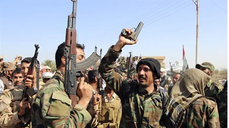 Iraqi soldiers and Shia militiamen dance ahead of offensive against ISIS stronghold Tikrit