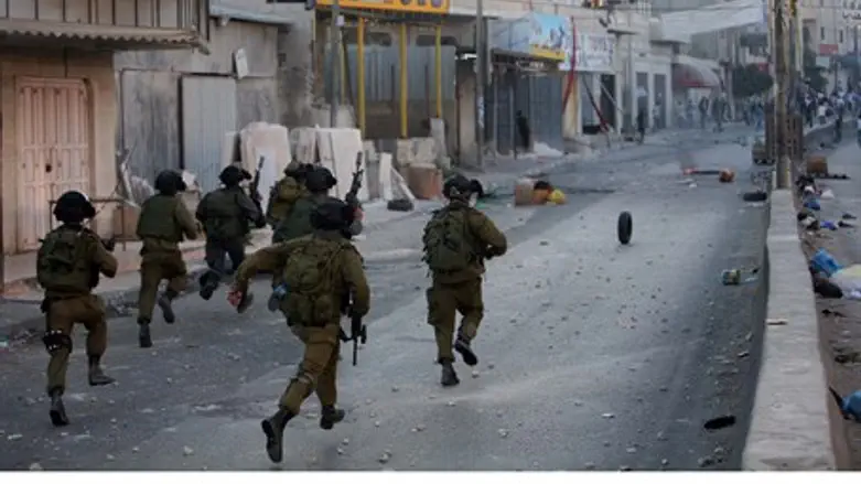 IDF faces Arab riots in Kalandiya (file)