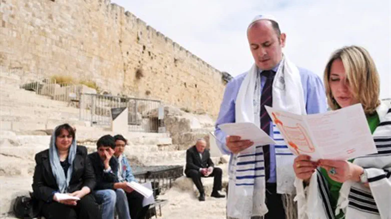 Reform Jews praying in Jerusalem (illustrative)