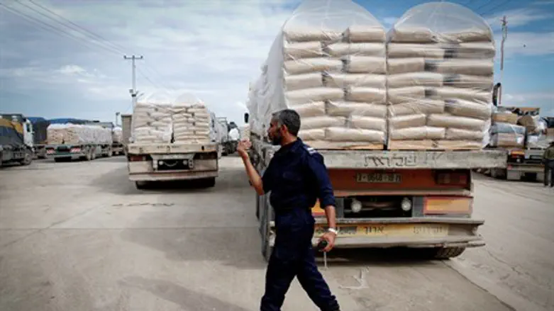 Cement arrives from Israel into Gaza (file)