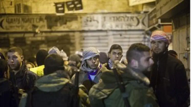 Border Police face Arabs in Jerusalem. (fil)