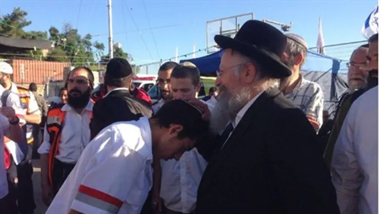 Tzfat Chief Rabbi Shmuel Eliyahu blesses MDA staff