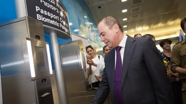 Silvan Shalom uses new biometric passport system