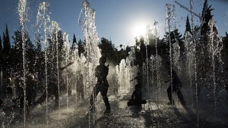 Children play in Jerusalem water fountain on hot day (file)
