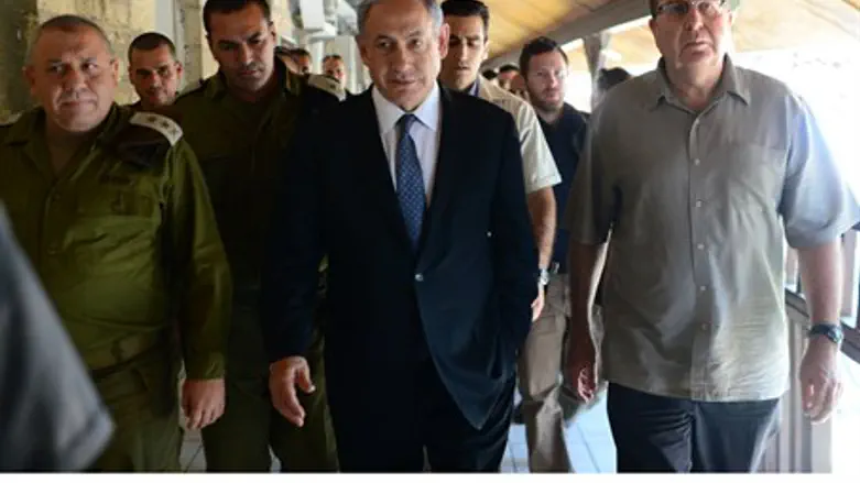 Binyamin Netanyahu, Moshe Ya'alon, Gadi Eizenkot during drill