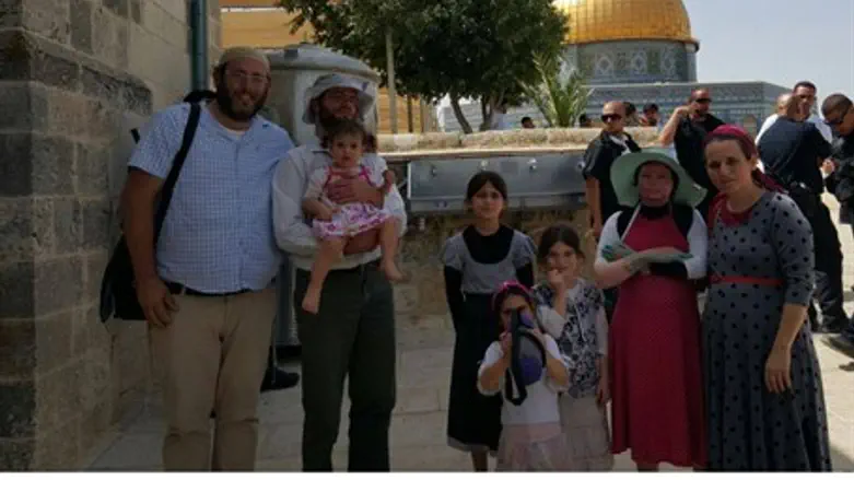 Shapira (2nd from Right) with family on Temple Mount