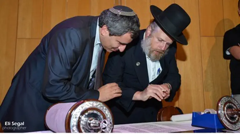 Knesset speaker Yuli Edelstein writes a letter in the new Torah scroll