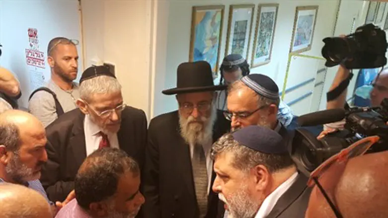 Rabbinic, Muslim leaders meet with grandfather of family attacked in Duma