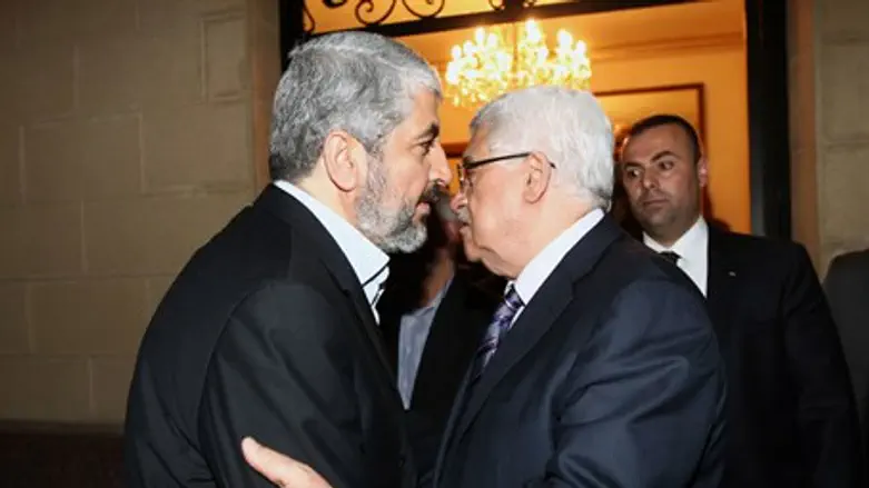 Fatah's Mahmoud Abbas, Hamas's Khaled Mashaal (archive)