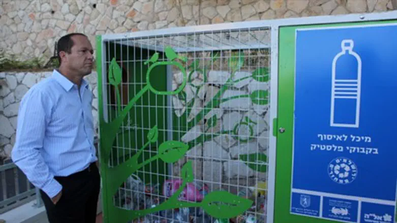 Jerusalem mayor Nir Barkat near recycling bins (file)