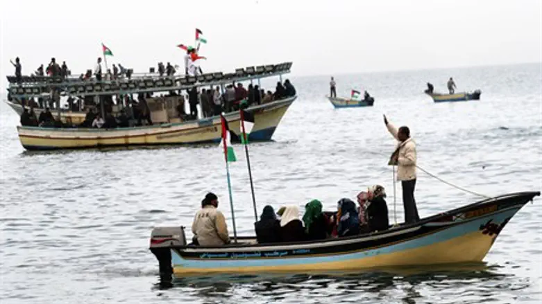 Gazan fishermen challenge naval blockade in boats (file)