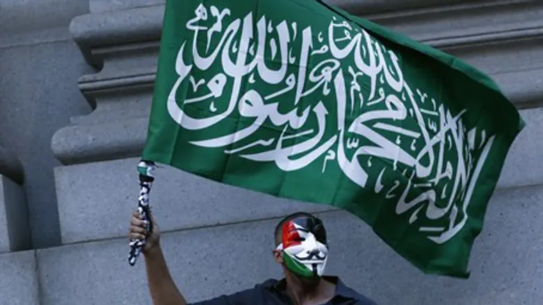 Man waves Hamas flag at anti-Israel demo in New York (illustration)