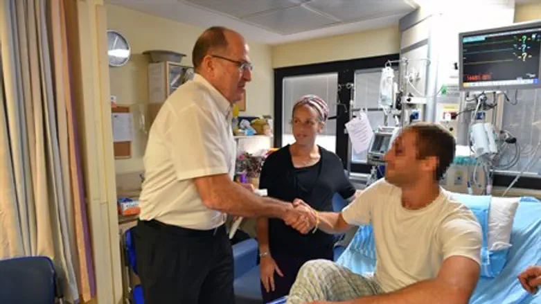 Moshe Yaalon visits soldiers at Tel Hashomer Hospital