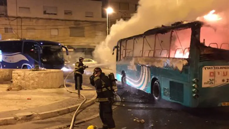 Bus on fire in eastern Jerusalem