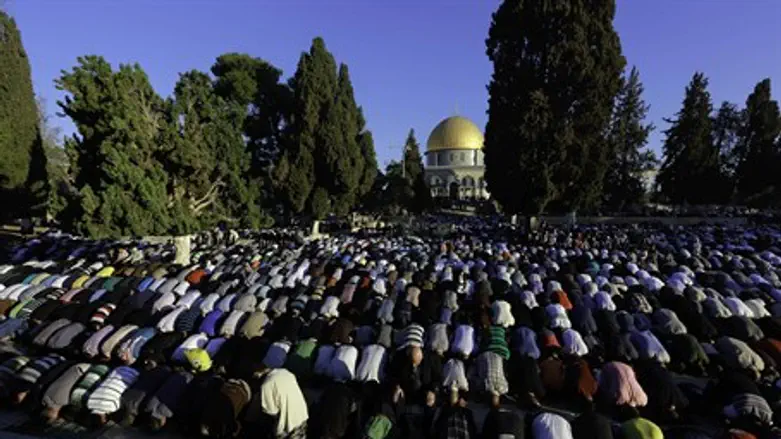 Muslims pray on Temple Mount facing Mecca