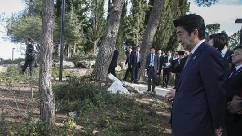 Japanese PM Shinzo Abe at memorial site to Chiune Sugihara